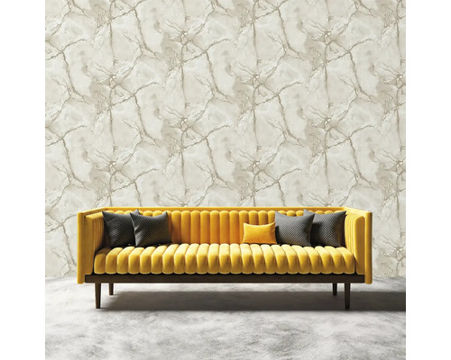 Scéna se strukturovanou tapetou a žlutou pohovkou