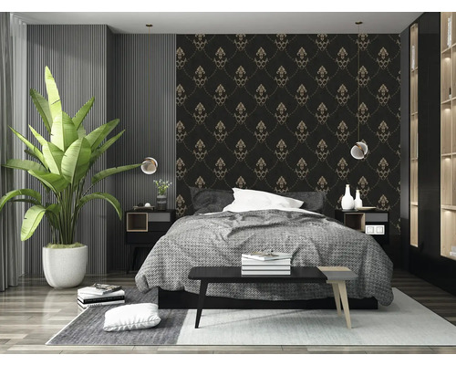 Ložnice s postelí, nočními stolky, pokojovou rostlinou a vzorovanou tapetou