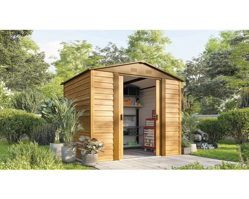 Zahradní domek s posuvnými dveřmi a zahradním nářadím na zahradě