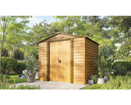 Dřevěný zahradní domek s dvoukřídlými dveřmi na zahradě