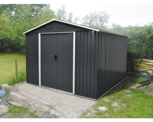 Kovová zahradní chatka s dvoukřídlými dveřmi na betonovém základu