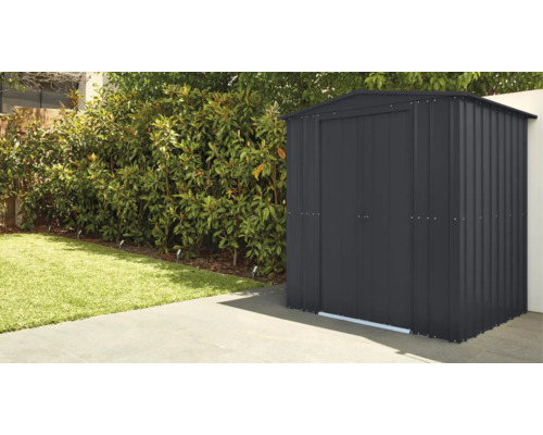 Kovová zahradní kůlna ve venkovním prostředí