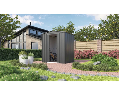 Kovová zahradní bouda s otevřenými dveřmi a kolem na zahradě