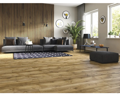 Světlý obývací pokoj s dřevěnou podlahou, šedou pohovkou a dekorativními prvky