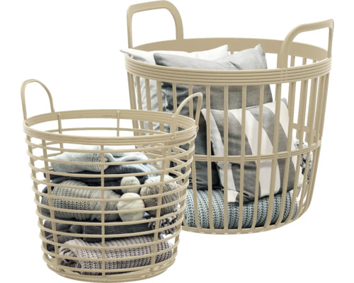 Dva plastové koše na prádlo s držadly, naplněné textilem a polštáři.