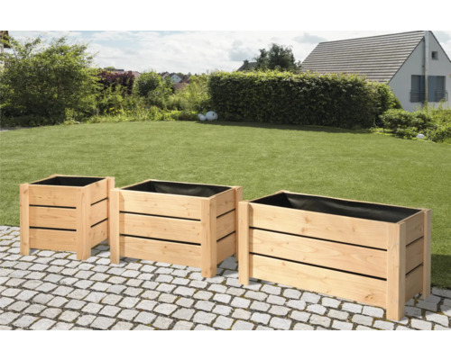 Tři dřevěné truhlíky na zahradě