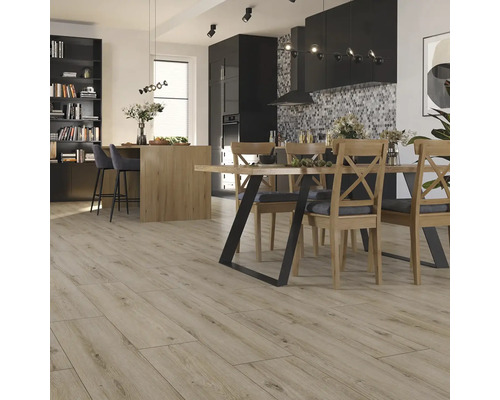 Světlá dřevěná podlaha v jídelně s dřevěným stolem a židlemi v moderně zařízené kuchyni.