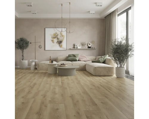 Obývací pokoj se světle hnědou dřevěnou podlahou, pohovkou a dekorací