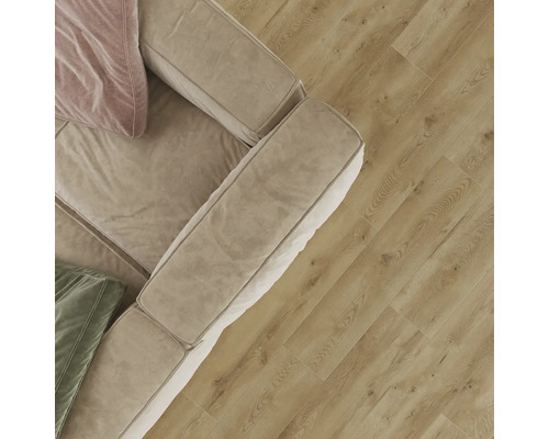 Detailní záběr pohovky na dřevěné podlaze