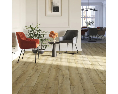 Světlý obývací pokoj s laminátovou podlahou s dřevěným vzhledem, dvěma židlemi a odkládacím stolkem