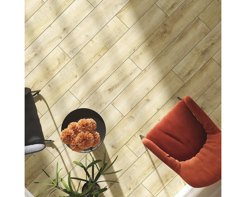 Pokládka dřevěných podlahových dlaždic v místnosti se židlemi a dekoracemi