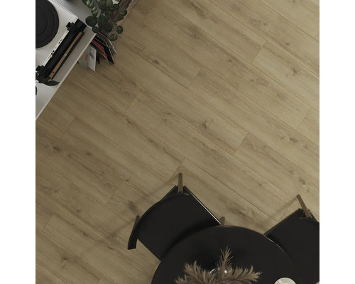 Podlahové dlaždice v obývacím pokoji s dřevěným vzorem