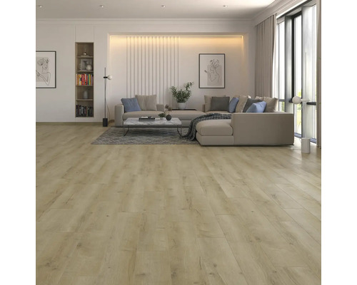 Obývací pokoj se světle hnědou dřevěnou podlahou, pohovkou, stolem a dekorací