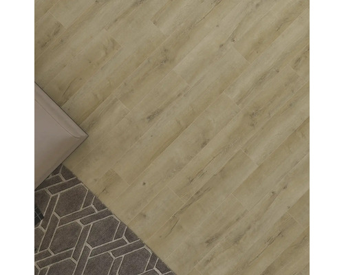 Položená podlahová krytina s vzhledem dřeva a koberec v místnosti