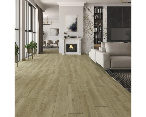 Obývací pokoj se světle dřevěnou podlahou, krbem a moderním nábytkem