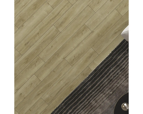 Interiér s laminátovou podlahou a kobercem