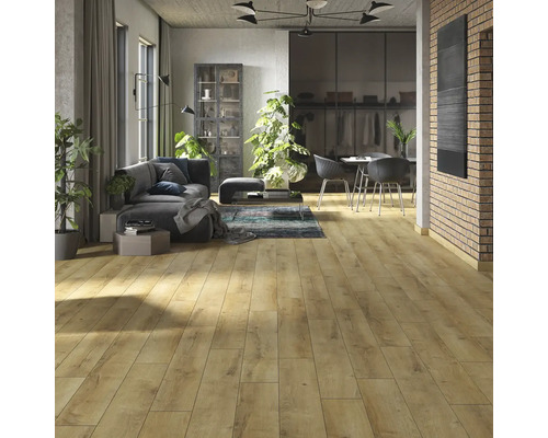 Obývací pokoj s dřevěnou laminátovou podlahou, pohovkou a regály pro moderní bydlení.