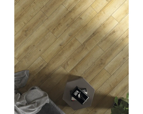 Položená laminátová podlaha v místnosti s příručním stolkem a dekorací