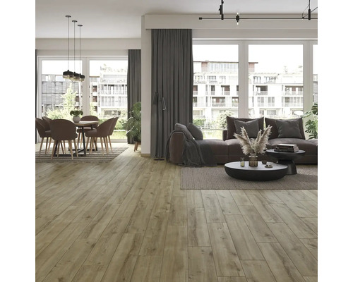 Světlý obývací pokoj s dřevěnou podlahou, jídelní sestavou a posezením.