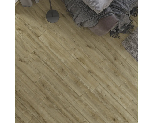 Laminátová podlaha s dřevěným dekorem položená v obývacím pokoji