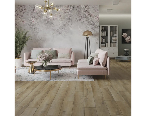 Obývací pokoj s pohovkou, konferenčním stolkem, stojací lampou, kobercem a dřevěnou podlahou