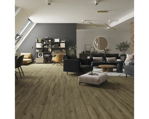 Světlý obývací pokoj s dřevěnou podlahou, pohovkou, křeslem, knihovnou a denním světlem