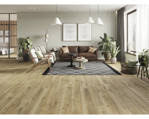 Světlý obývací pokoj s dřevěnou podlahou, pohovkou, křesly a rostlinami