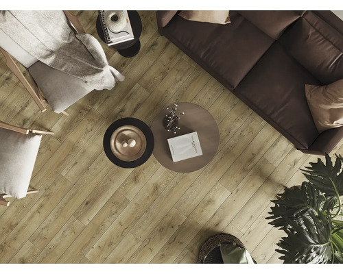 Světlý obývací pokoj s dřevěnou podlahou, pohovkou, křesly a stoly z ptačí perspektivy