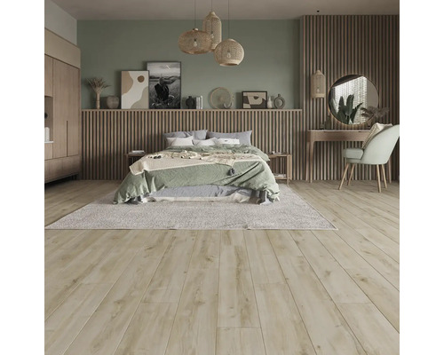 Světlá ložnice s postelí, kobercem a dřevěnou podlahou