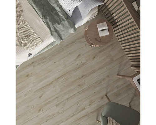 Pohled na ložnici se světle hnědou dřevěnou podlahou, postelí, nočním stolkem a židlí