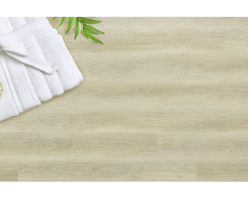 Světlá dřevěná podlaha s ručníkem a listem