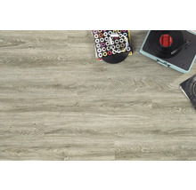 Světlá vinylová podlaha s designem dřeva a gramofonem