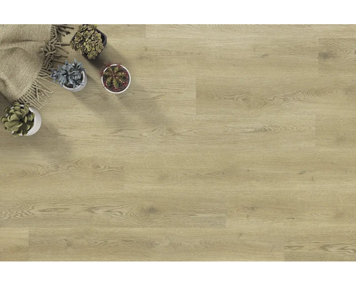 Světlá dřevěná podlaha s dekorativními předměty pro interiéry