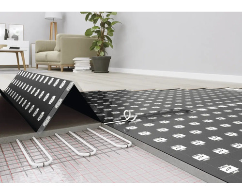 Instalace podlahového topení s izolačními deskami v obývacím pokoji