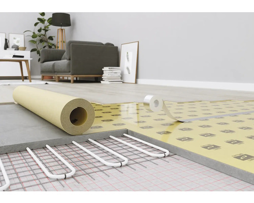 Instalace podlahového topení s izolační podložkou v obývacím pokoji.