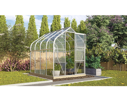 Skleník v zahradě s otevřenými dveřmi.