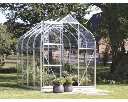 Skleník s rostlinami na zahradě