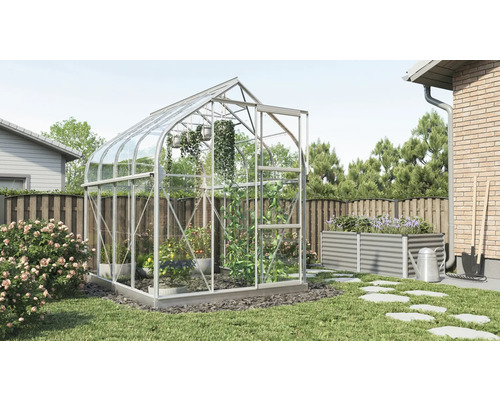 Skleník v zahradě s rostlinami a zeleninou