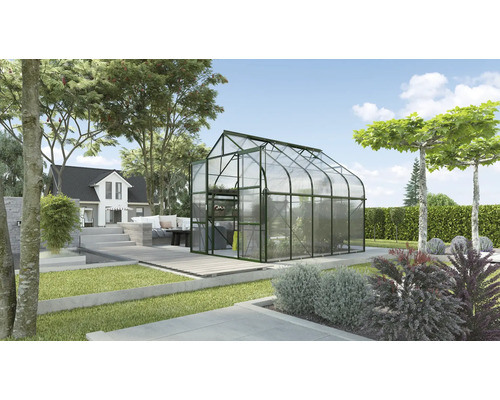 Skleník na zahradě s domem v pozadí