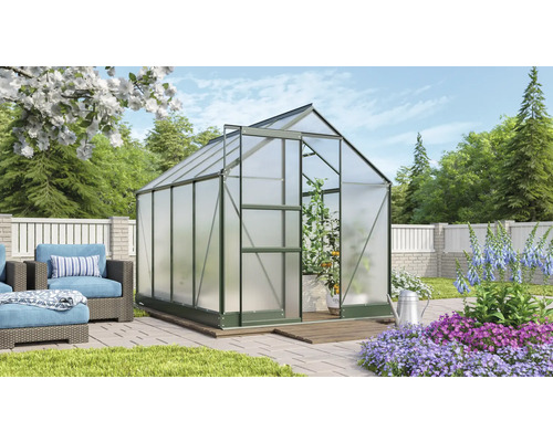 Skleník s rostlinami na zahradě