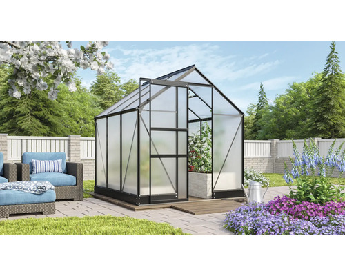 Skleník s ocelovým rámem a polykarbonátovými deskami na zahradě