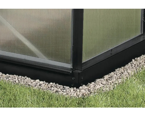 Detailní pohled na skleník se základovým rámem z hliníku a polykarbonátových desek