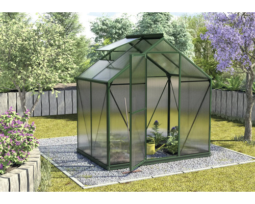 Skleník s otevřenými dveřmi na zahradě.