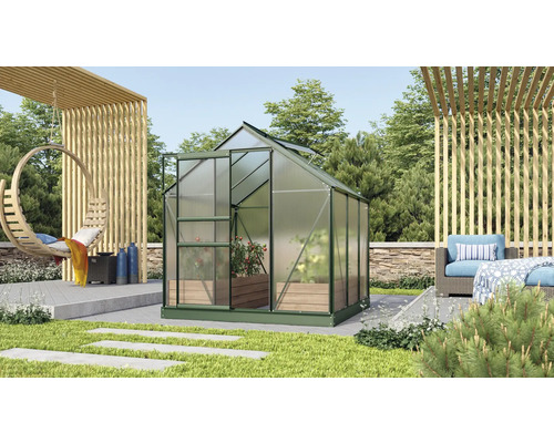 Skleník na zahradě s zahradním nábytkem