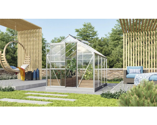 Skleník v zahradě s visacím křeslem a posezením