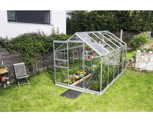 Skleník s rostlinami na zahradě