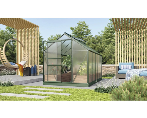 Skleník v zahradě s visícím košem a posezením