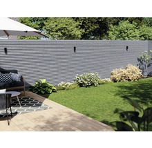 Zahrada s moderním plotem, trávníkem a posezením na dřevěné terase