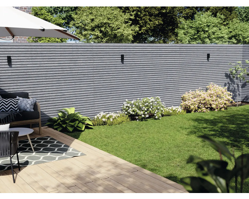 Zahrada s moderním plotem, trávníkem a posezením na dřevěné terase