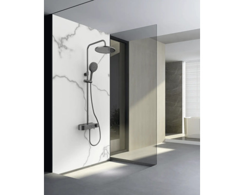 Sprchový systém s hlavovou a ruční sprchou v moderní koupelně.